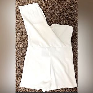 🆕🔥PRETTY LITTLE THING VERY STYLISH&CHIC&SEXY ONE PIECE ONE SIDE SLEEVE ROMPER